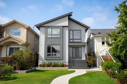 7 Howard Avenue N Burnaby, BC V5B 1J6