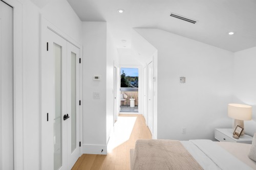 1-2565 Dundas Street, Vancouver, BC 