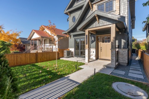 1-2565 Dundas Street, Vancouver, BC 