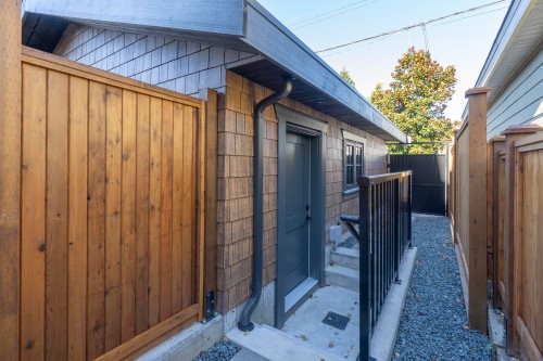 1-2565 Dundas Street, Vancouver, BC 