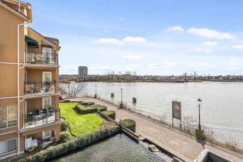 312-6 Renaissance Square, New Westminster, BC 