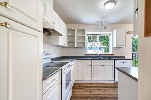 5833 Heron Place, Sechelt, BC 