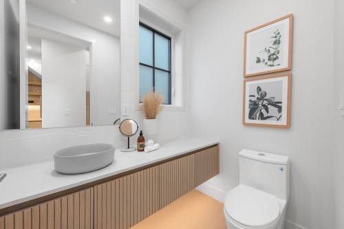 2134 10Th Avenue E, Vancouver, BC 