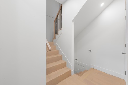 2134 10Th Avenue E, Vancouver, BC 