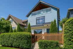 1-1621 11th Avenue E Vancouver, BC V5N 1Y8