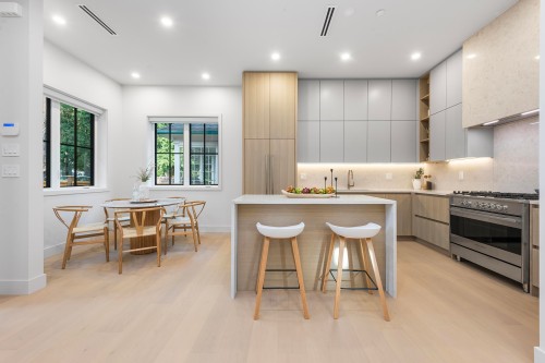 2136 10Th Avenue E, Vancouver, BC 