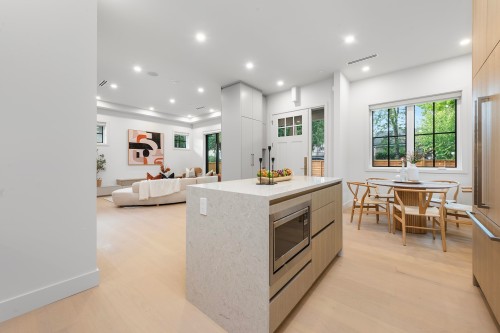 2136 10Th Avenue E, Vancouver, BC 