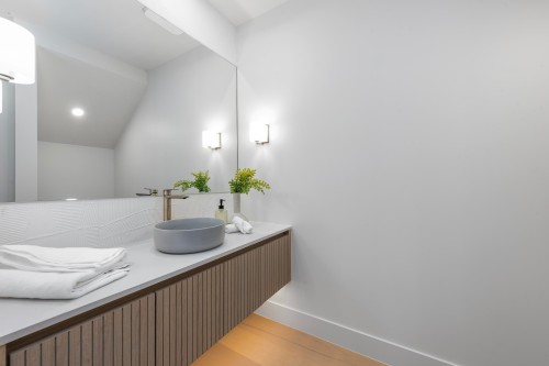 2136 10Th Avenue E, Vancouver, BC 