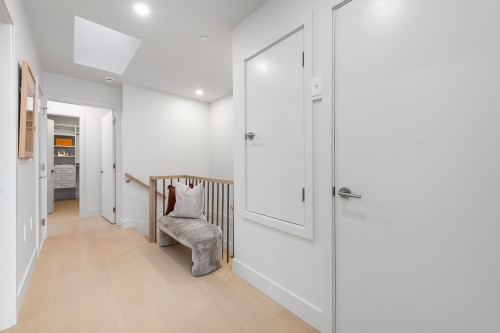 2136 10Th Avenue E, Vancouver, BC 