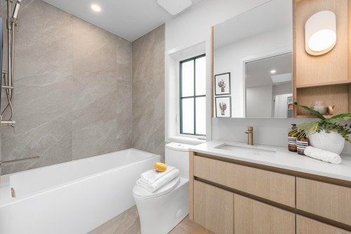 2136 10Th Avenue E, Vancouver, BC 