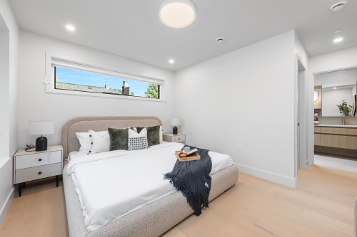 2136 10Th Avenue E, Vancouver, BC 