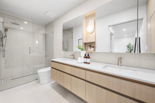 2136 10Th Avenue E, Vancouver, BC 