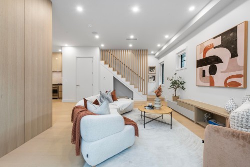 2136 10Th Avenue E, Vancouver, BC 