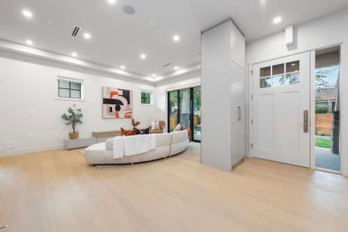 2136 10Th Avenue E, Vancouver, BC 