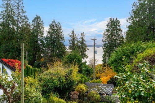 3245 Travers Avenue, West Vancouver, BC 