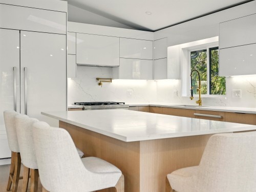 6230 Summit Avenue, West Vancouver, BC 