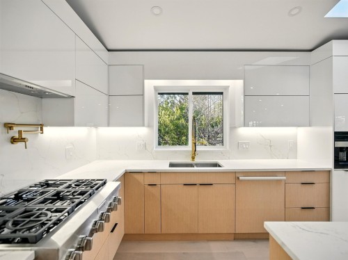 6230 Summit Avenue, West Vancouver, BC 