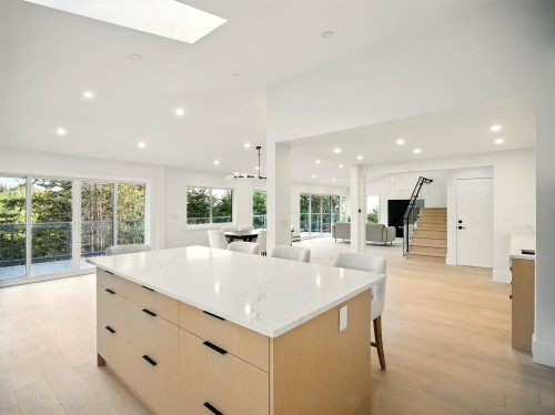 6230 Summit Avenue, West Vancouver, BC 