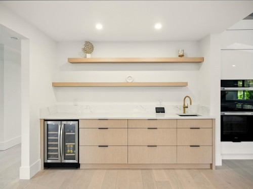 6230 Summit Avenue, West Vancouver, BC 