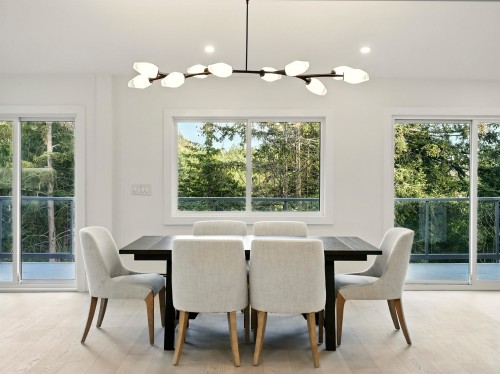 6230 Summit Avenue, West Vancouver, BC 