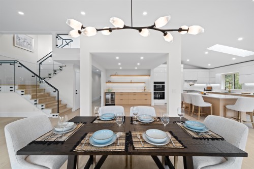 6230 Summit Avenue, West Vancouver, BC 