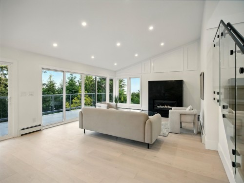 6230 Summit Avenue, West Vancouver, BC 