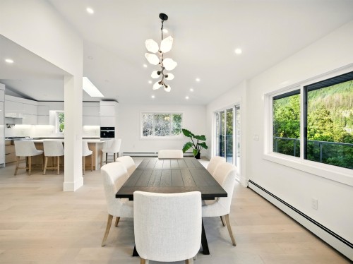 6230 Summit Avenue, West Vancouver, BC 