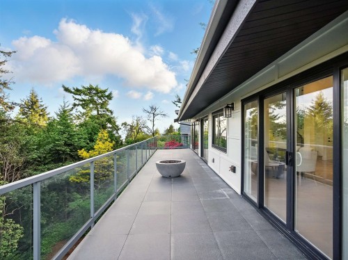 6230 Summit Avenue, West Vancouver, BC 