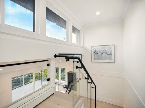 6230 Summit Avenue, West Vancouver, BC 