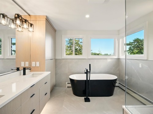 6230 Summit Avenue, West Vancouver, BC 