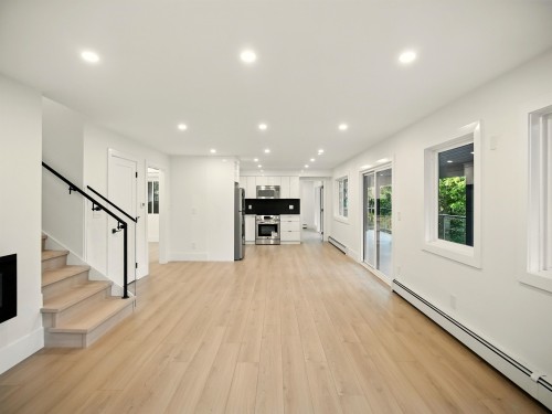 6230 Summit Avenue, West Vancouver, BC 