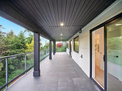 6230 Summit Avenue, West Vancouver, BC 