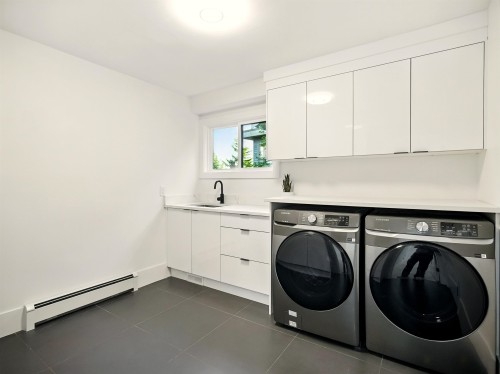 6230 Summit Avenue, West Vancouver, BC 