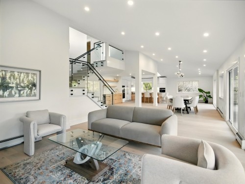 6230 Summit Avenue, West Vancouver, BC 