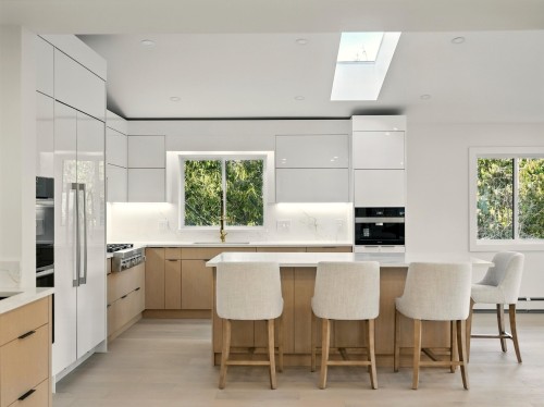 6230 Summit Avenue, West Vancouver, BC 