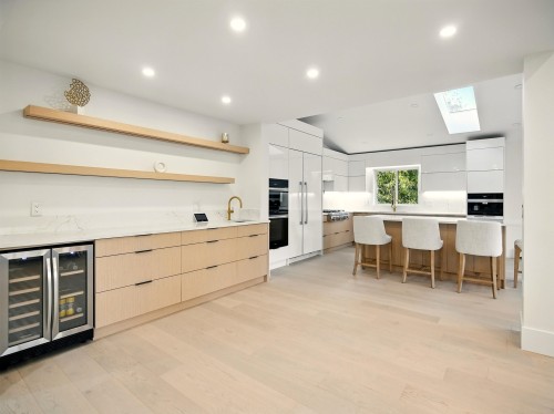 6230 Summit Avenue, West Vancouver, BC 