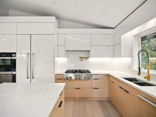 6230 Summit Avenue, West Vancouver, BC 