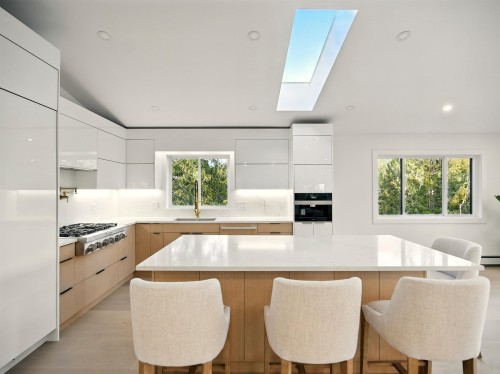 6230 Summit Avenue, West Vancouver, BC 