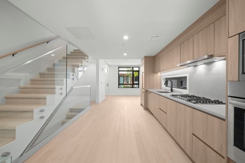 6272 Oak Street, Vancouver, BC 