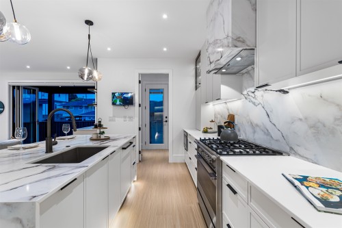 6918 Union Street, Burnaby, BC 