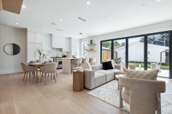 #2-2244 11th Avenue E Vancouver, BC V5N 1Z6