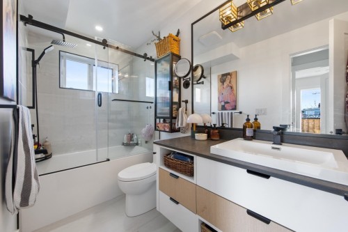 2558 Dundas Street, Vancouver, BC 