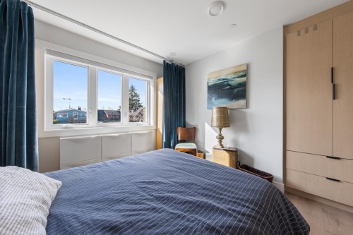 2558 Dundas Street, Vancouver, BC 