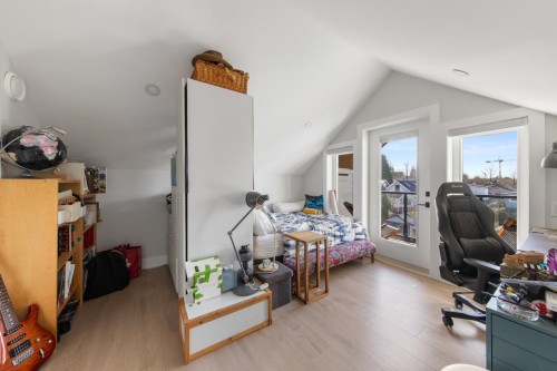 2558 Dundas Street, Vancouver, BC 