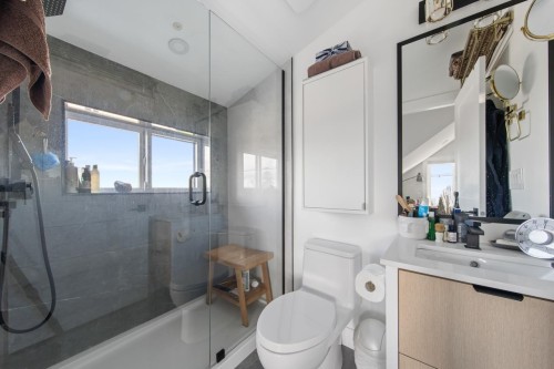 2558 Dundas Street, Vancouver, BC 