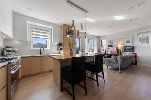 2558 Dundas Street, Vancouver, BC 