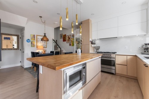 2558 Dundas Street, Vancouver, BC 