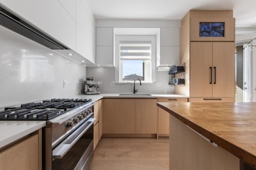 2558 Dundas Street, Vancouver, BC 