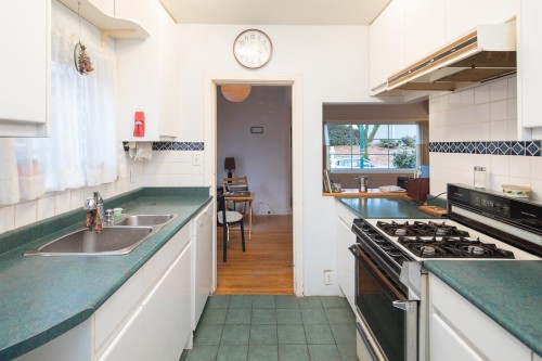 2305 3Rd Avenue W, Vancouver, BC 