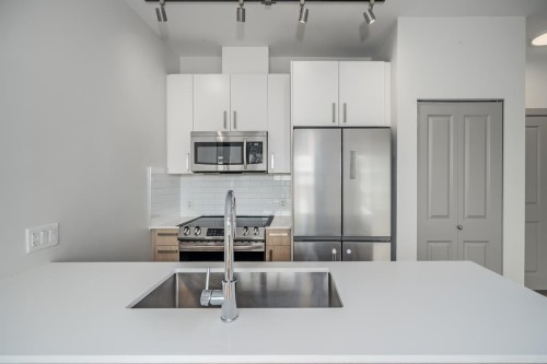 411-6968 Royal Oak Avenue, Burnaby, BC 